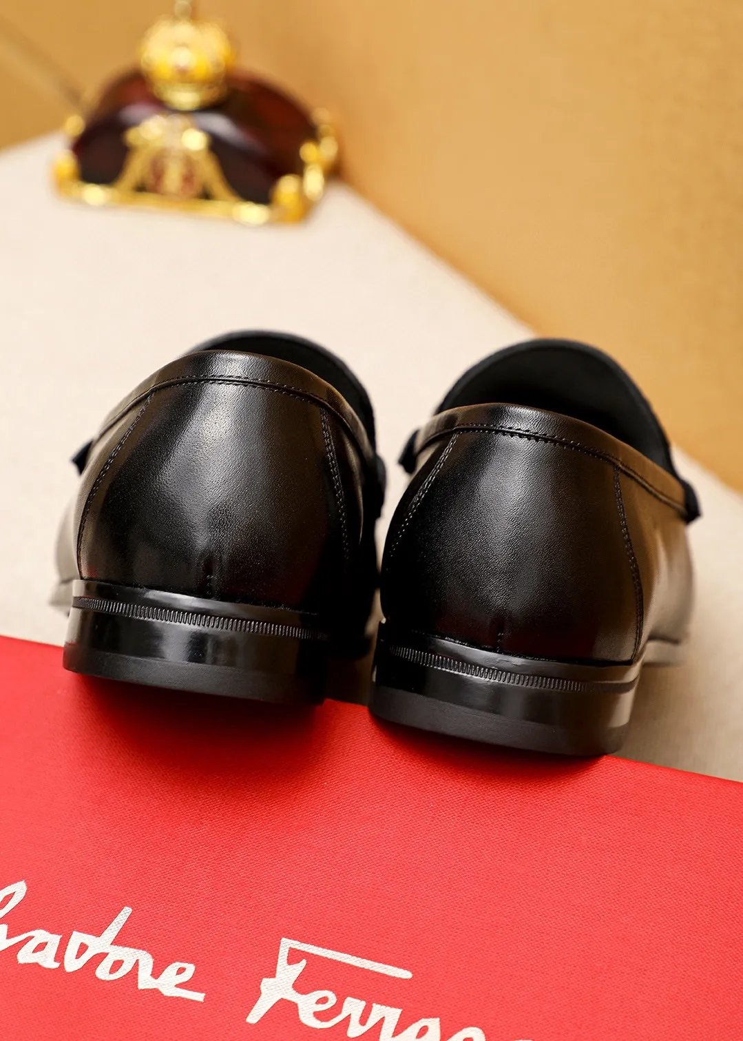 Men's shoes 💰460 💐 Product trademark: Ferragamo "Ferragamo" casual leather shoes Regular size: 38-44 (45.46🉑️customized) Product materials: Selected imported first-layer calfskin embossed upper + luxury hardware buckle, imported water-dyed cow leather lining. Strong three-dimensional visual effect, original rubber outsole Color: 1⃣️color optional